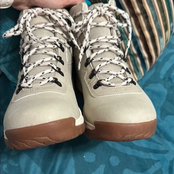 NWOT Columbia Cream and Brown Boots High-Top Design - Picture 6 of 7